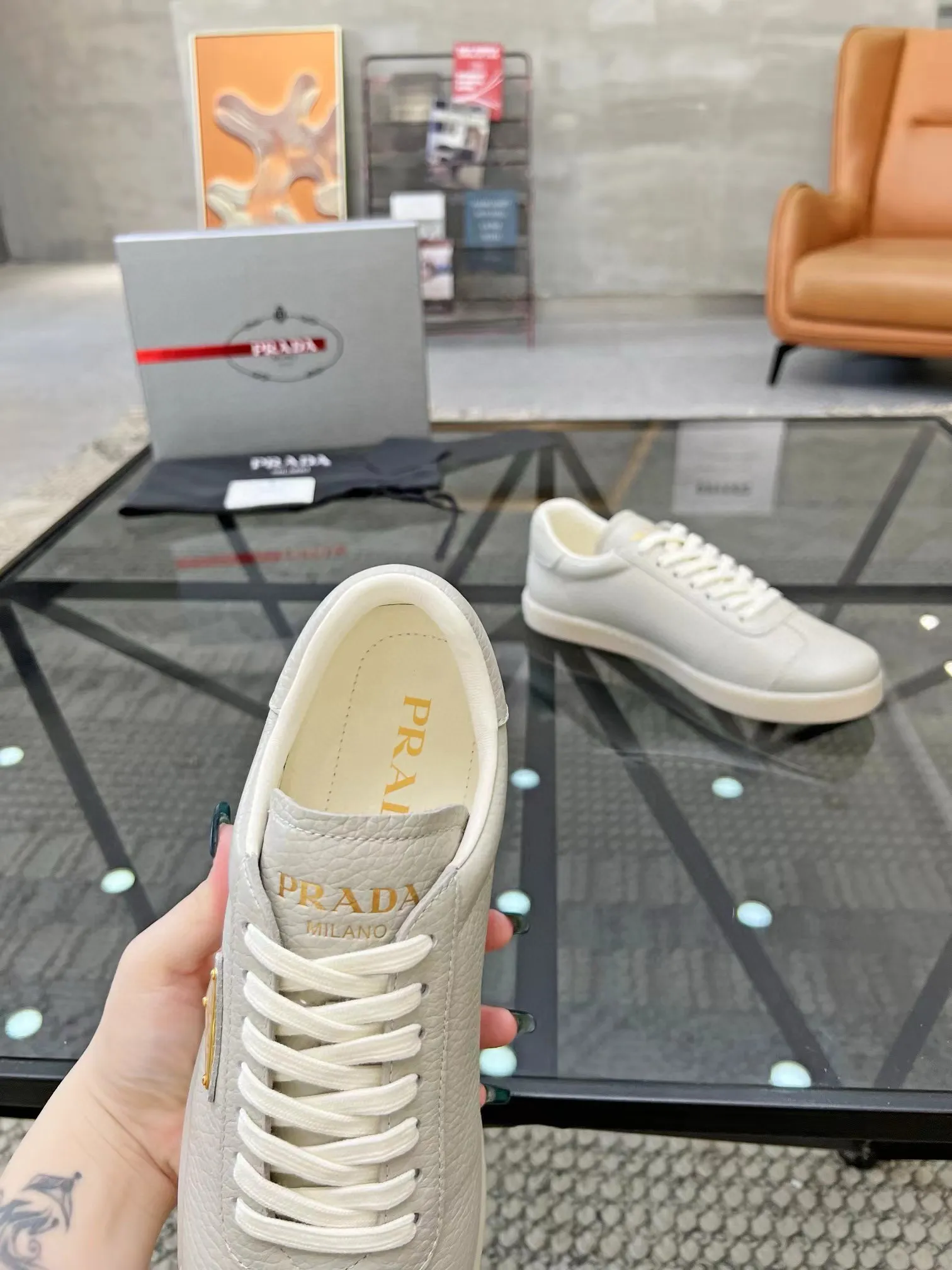 Factory price: 400💰Prada new men's leather sports shoes, the highest version on the market, any comparison is welcome🆚! The original leather has excellent texture and is super high-end! Fetal sheep net lining imported from Italy, removable pad! Luxurious materials and fine workmanship, highly recommended! Code number: 38-44, customized 45